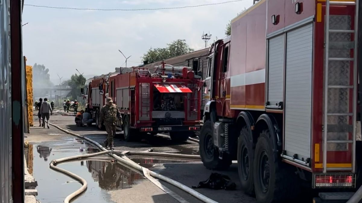 В Алматы потушили пожар на площади более тысячи квадратных метров