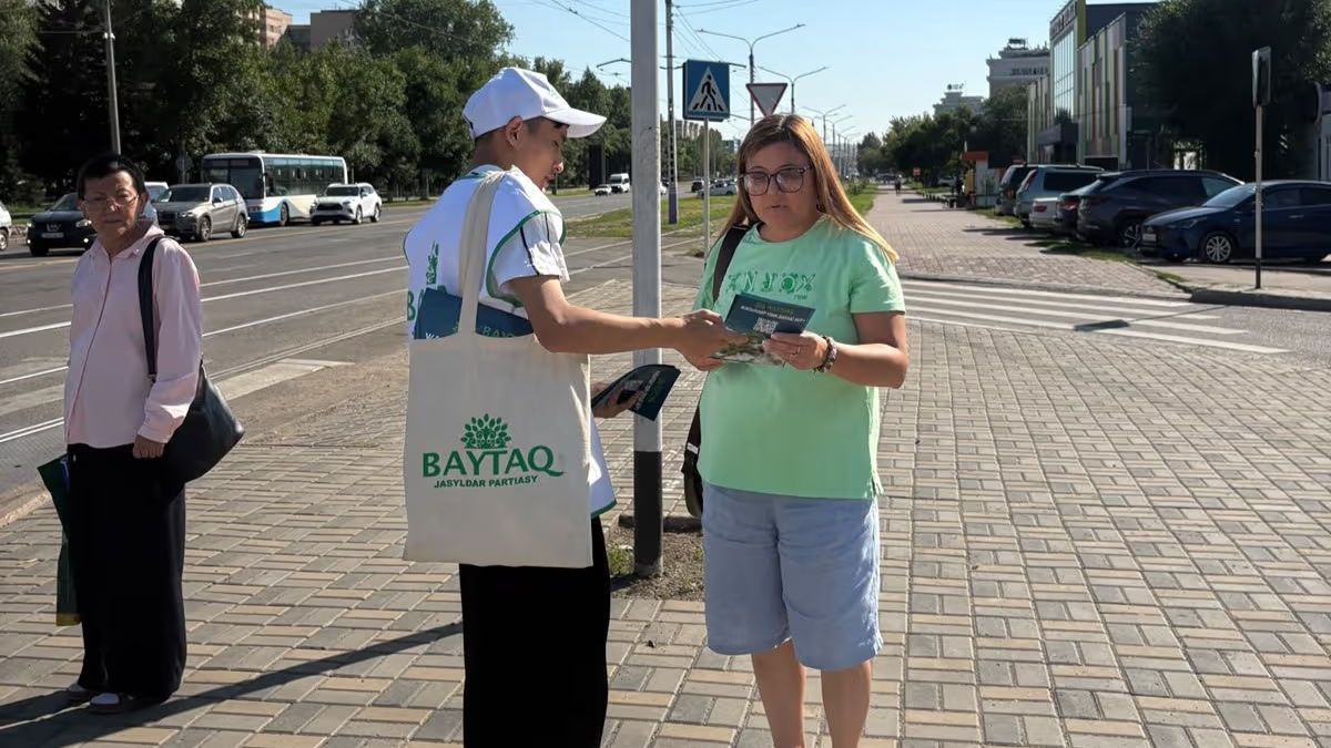 Волонтёры "Байтақа" раздают агитационные брошюры Волонтёры "Байтақа" раздают агитационные брошюры