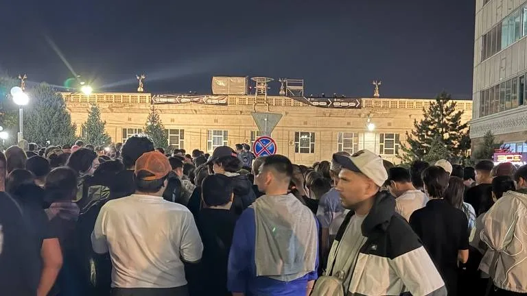 люди перед концертом
