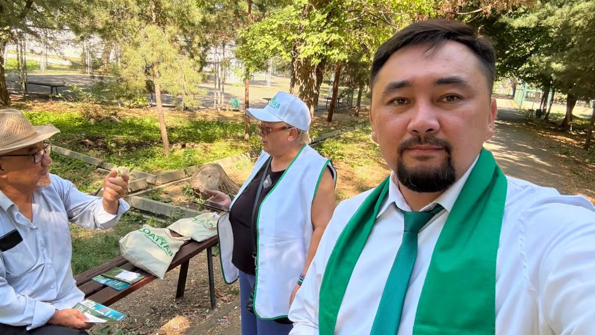 Кандидат от партии "Байтақ" сфотографировался во время встречи с жителями в Алматинской области