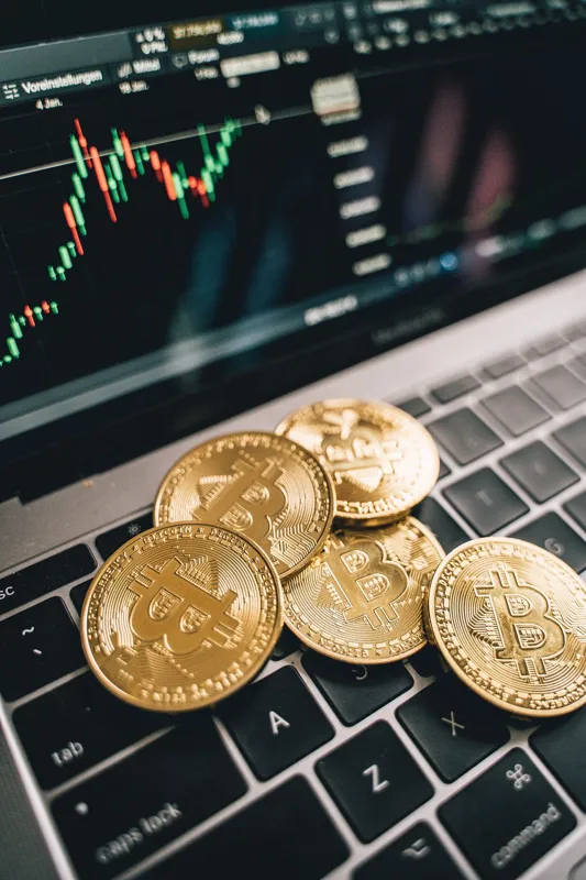 Биткоин на клавиатуре ноутбука