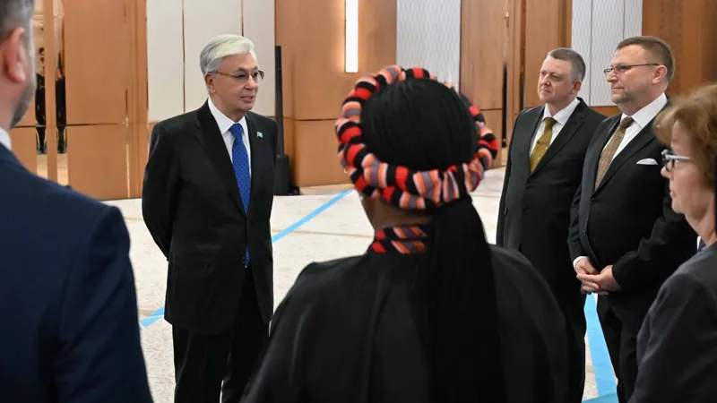 Президент Казахстана Касым-Жомарт Токаев беседует с новыми послами в Акорде