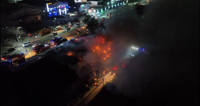 Пожар разгорелся в ресторане под Алматы: огонь охватил всё здание
