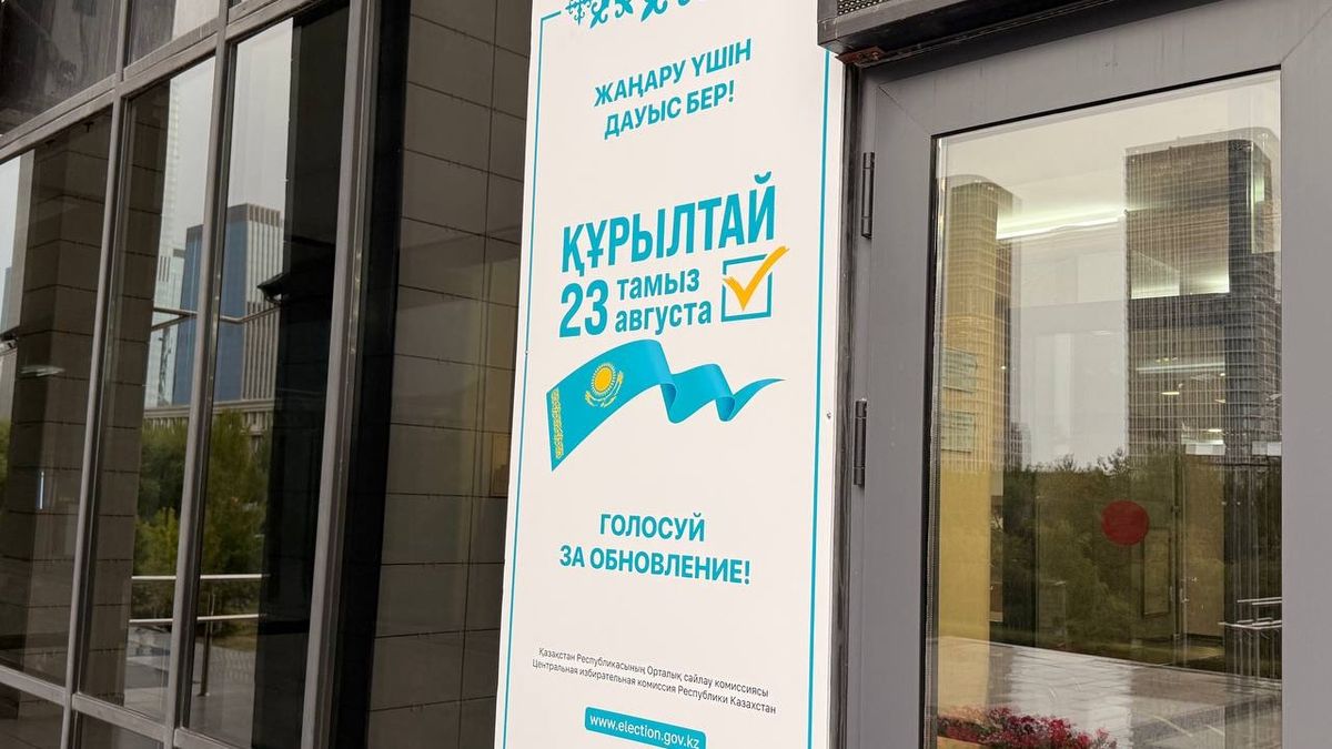 Вход на избирательный участок № 129 в Астане перед началом голосования на выборах депутатов курултая