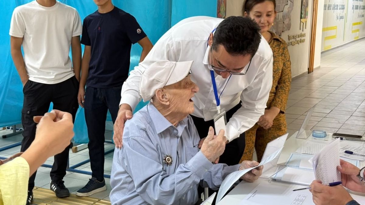 100-летний ветеран Великой Отечественной войны Илья Кудин на избирательном участке в Жетысуском районе Алматы