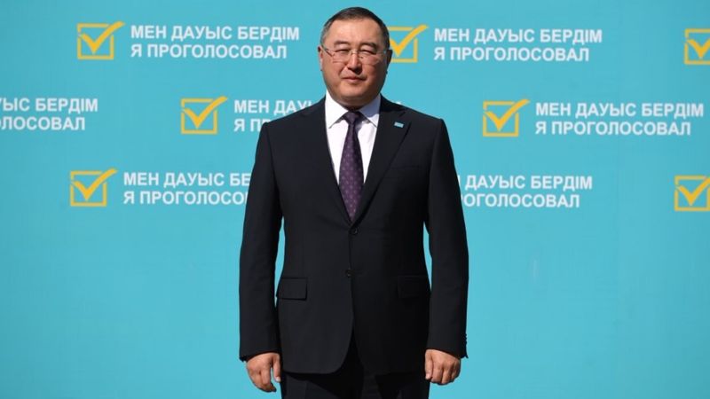 Аким Алматинской области проголосовал на выборах депутатов в курултай