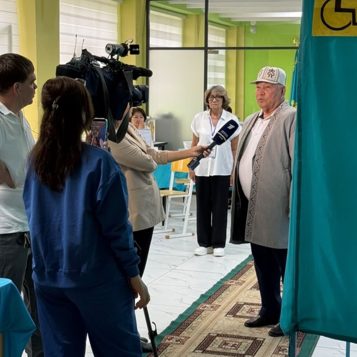 Алматинец Құрылтай Саткенбаев общается с журналистами после голосования на выборах депутатов курултая