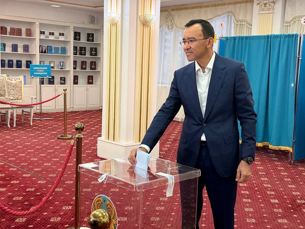 Маулен Ашимбаев на избирательном участке