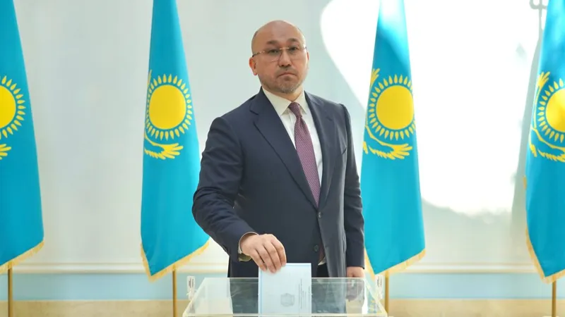 Даурен Абаев голосует на выборах