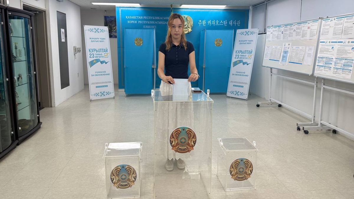 Студентка Корейского университета Ажар Каримжанова опускает бюллетень в урну на избирательном участке в Сеуле