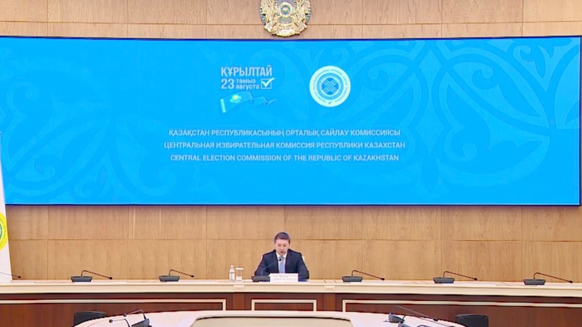 Представитель государственных органов на брифинге в Центральной избирательной комиссии во время выборов депутатов курултая