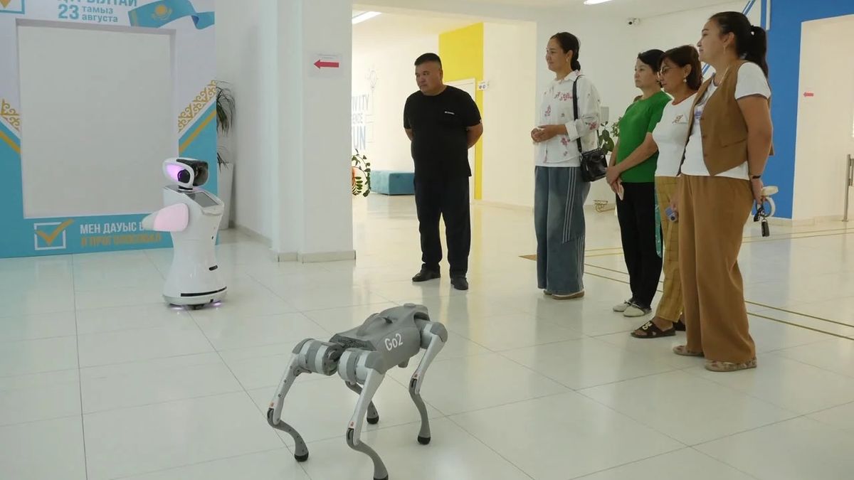 Роботы встречают посетителей избирательного участка № 200 в Кызылорде и рассказывают о порядке голосования на выборах депутатов курултая