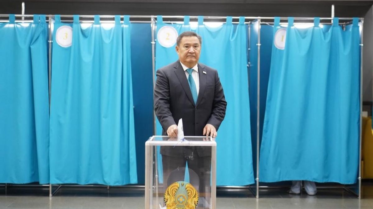 Аким Акмолинской области Марат Ахметжанов у урны