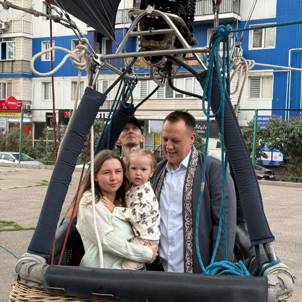 Александр Карпов с супругой и ребёнком в корзине воздушного шара, на котором семья прилетела к избирательному участку № 455