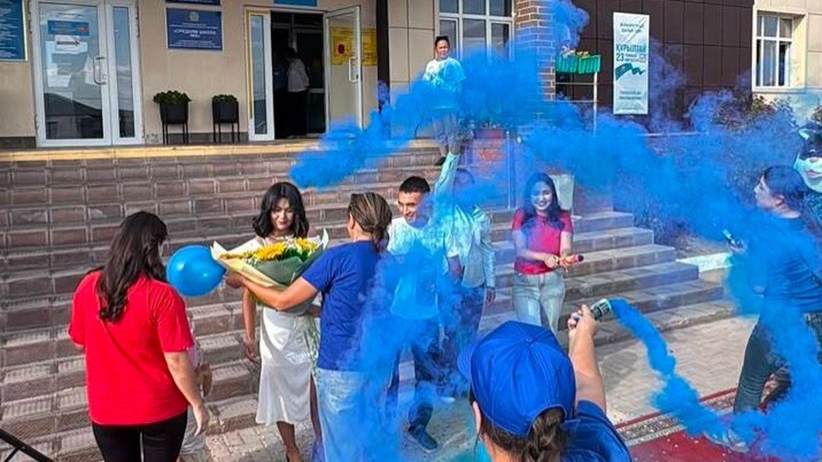 Молодая семья организовала гендер-пати на избирательном участке