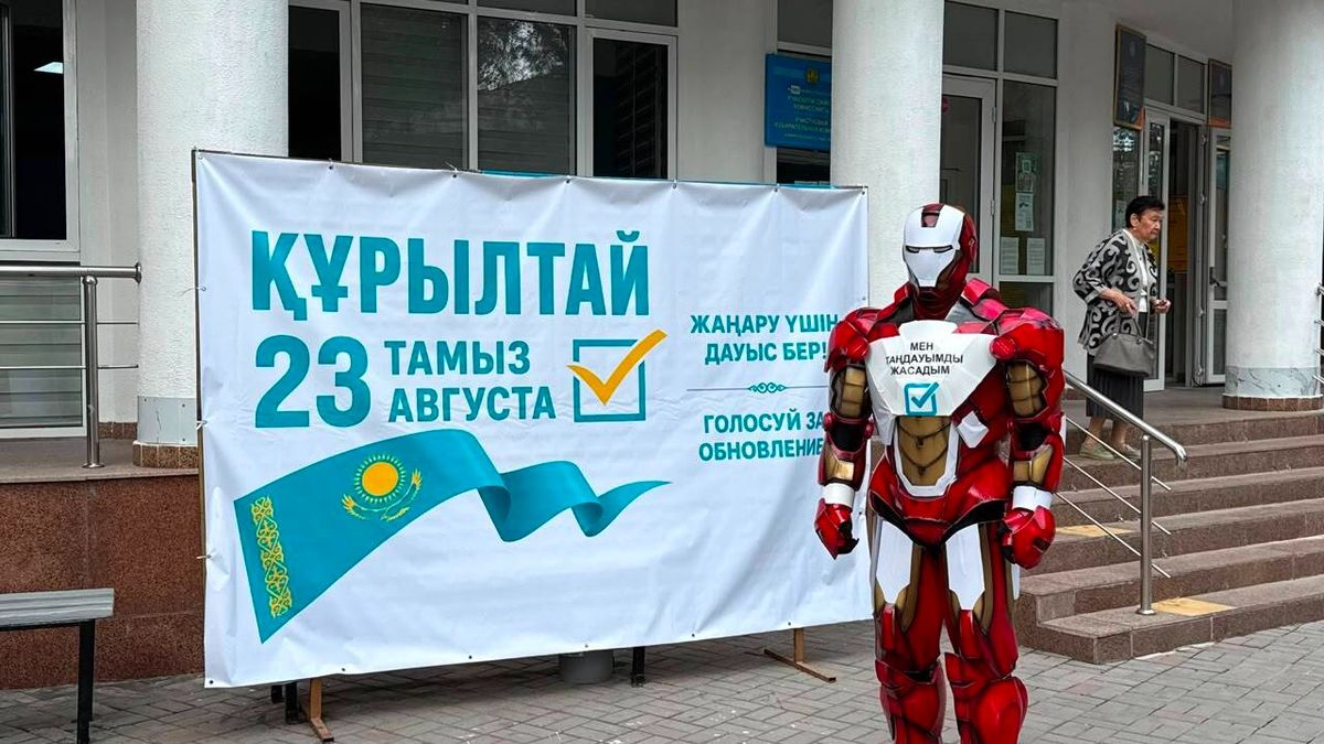 Молодой человек в костюме пришел на выборы