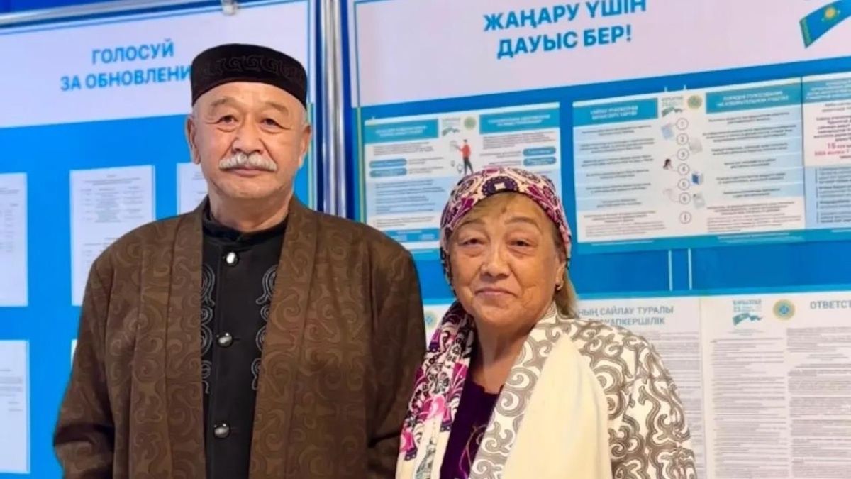 Ашим и Кенже Жылкайдаровы на избирательном участке № 226 в районе Нура в Астане