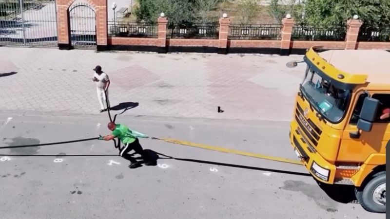Рекордсмен протащил КамАЗ перед избирательным участком в Атырау