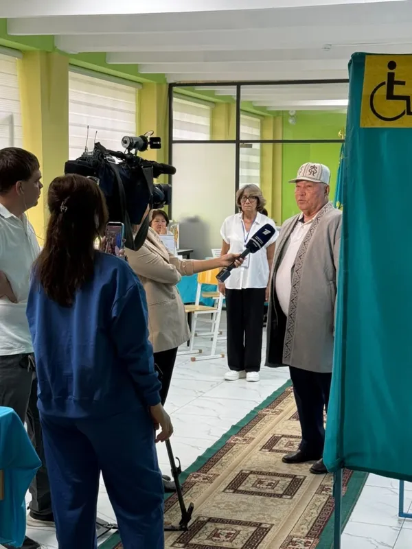 Құрылтай проголосовал за курултай и дал интервью журналистам
