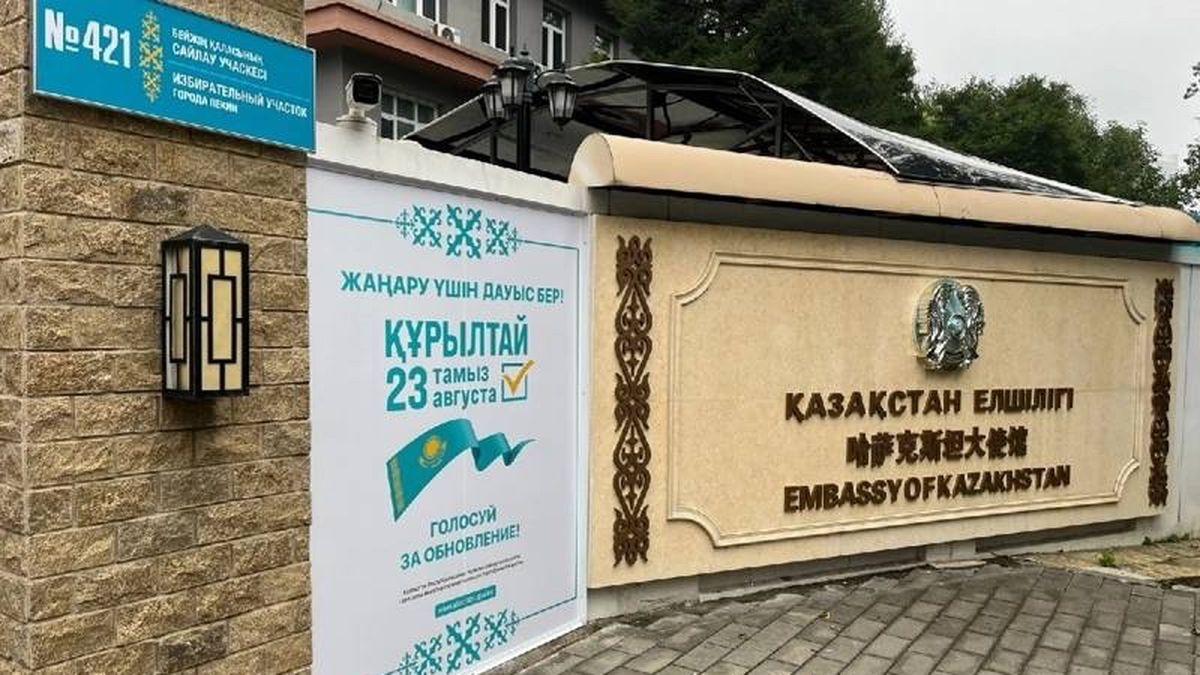 Вход на избирательный участок № 421 при посольстве Казахстана в Китае в день выборов в курултай