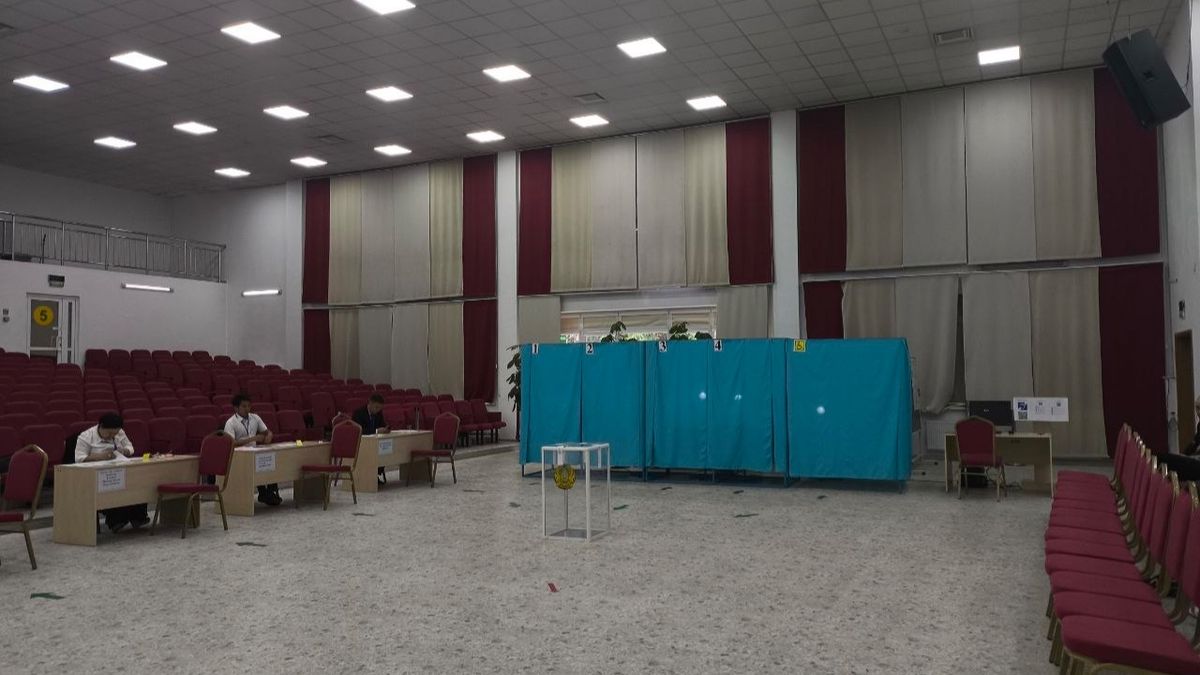Кабины для тайного голосования и прозрачная урна на избирательном участке № 622 в здании Назарбаев Интеллектуальной школы в Алматы