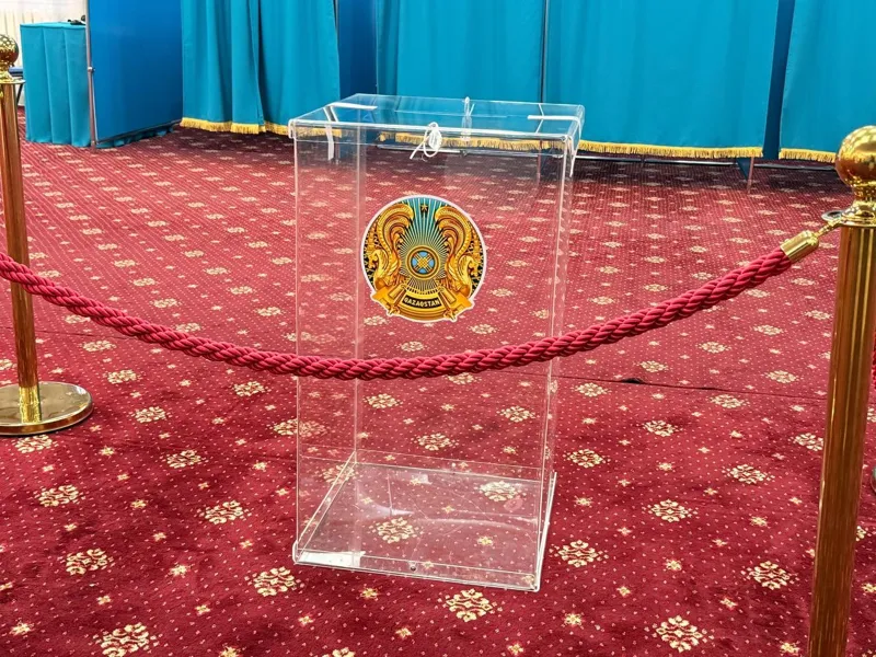 Пустая урна для голосования на избирательном участке