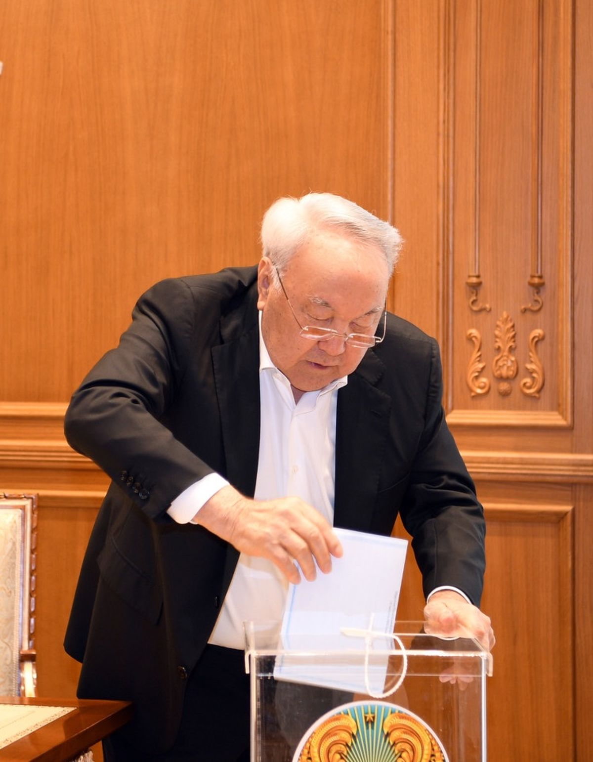 Нурсултан Назарбаев и урна