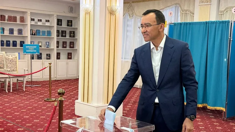 Маулен Ашимбаев во время голосования
