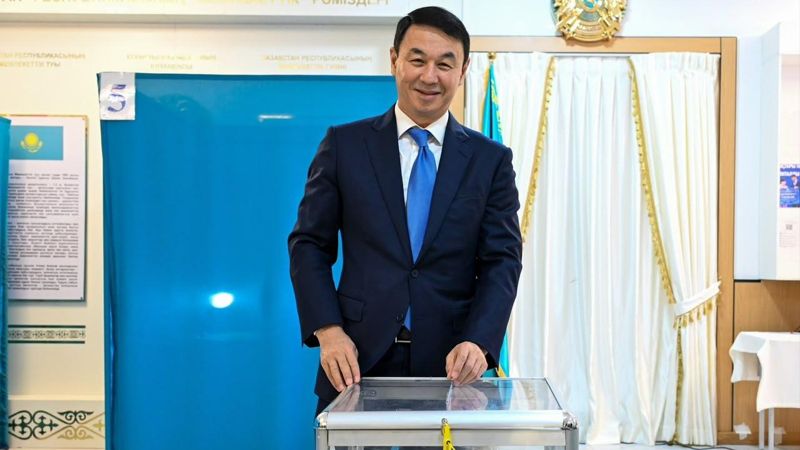 "Наше будущее зависит от каждого": аким Алматы проголосовал, отстояв очередь на участке