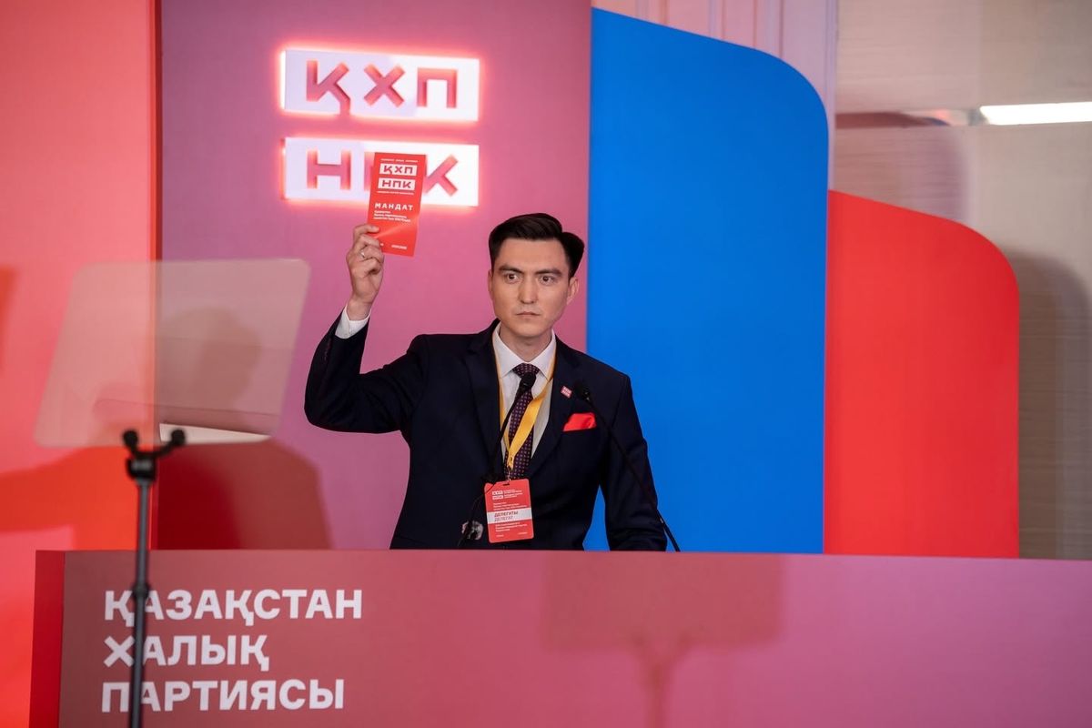 Ислам Сункар голосует на съезде НПК