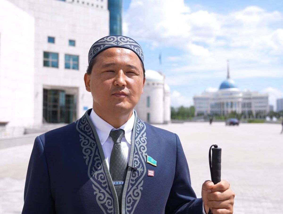 Кенжегул Сейтжан около здания парламента РК