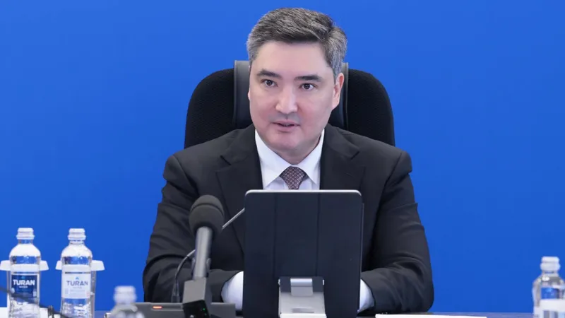Премьер-министр Олжас Бектенов на совещании