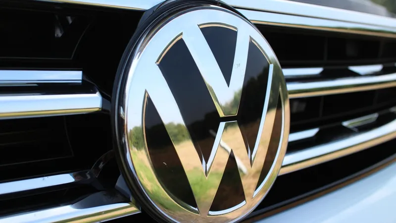 Логотип Volkswagen на авто