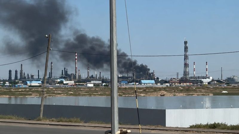На Атырауском НПЗ проводят орошение для охлаждения после пожара