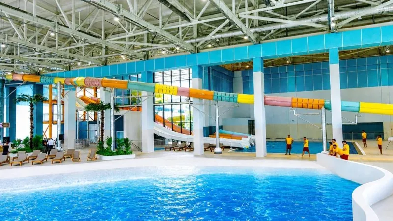 Горки и бассейн в аквапарке в Костанае