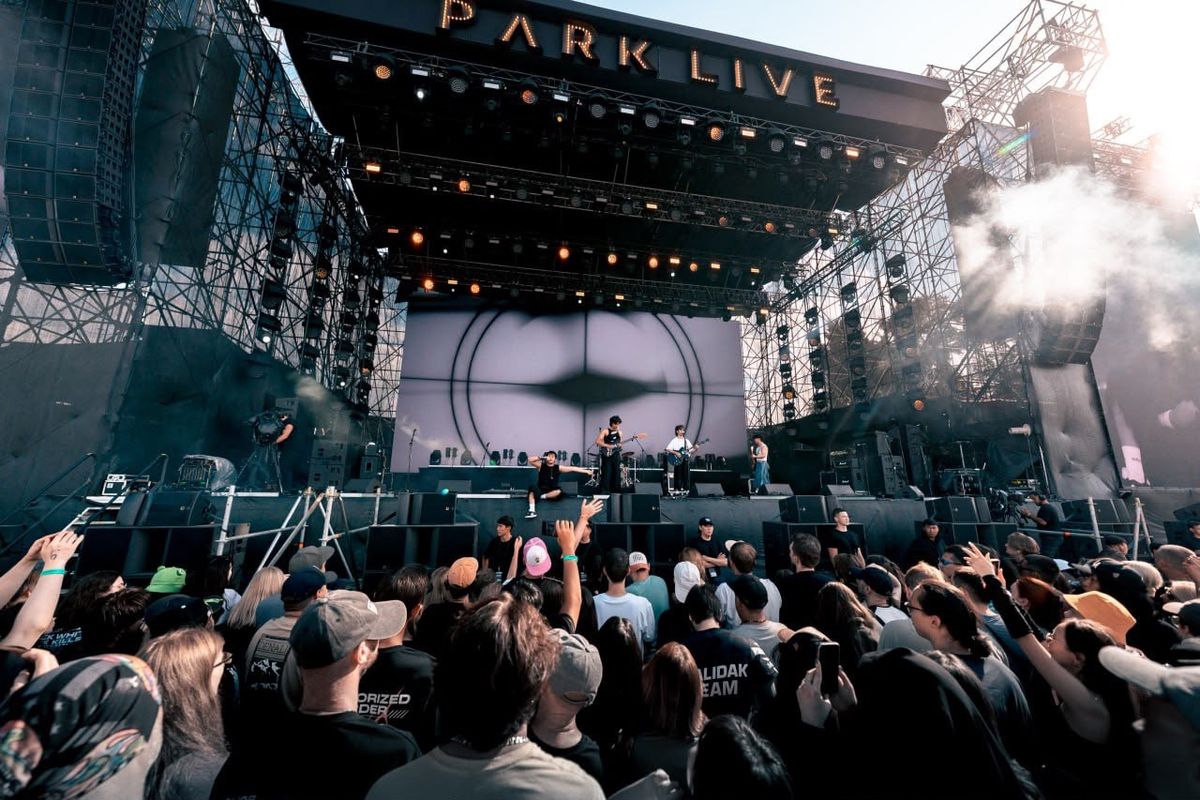Выступление музыкантов и зрители Park Live 2026