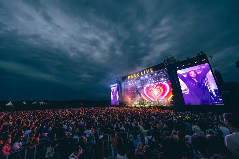Сцена музыкального марафона Park Live 2026