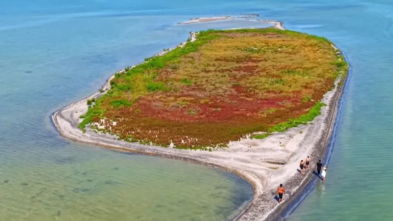 Остров посреди Каспийского моря