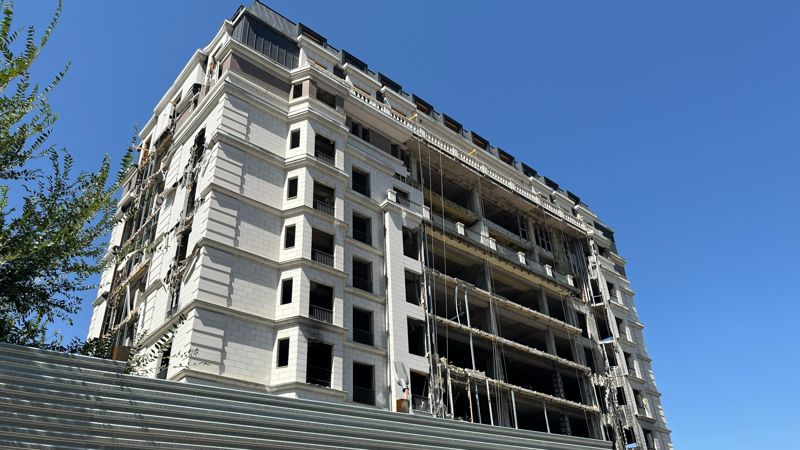 В Алматы началась реконструкция заброшенного отеля Кайрата Сатыбалды на берегу Есентая