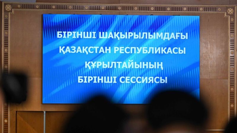 Депутаты первого созыва курултая начали приносить присягу народу Казахстана