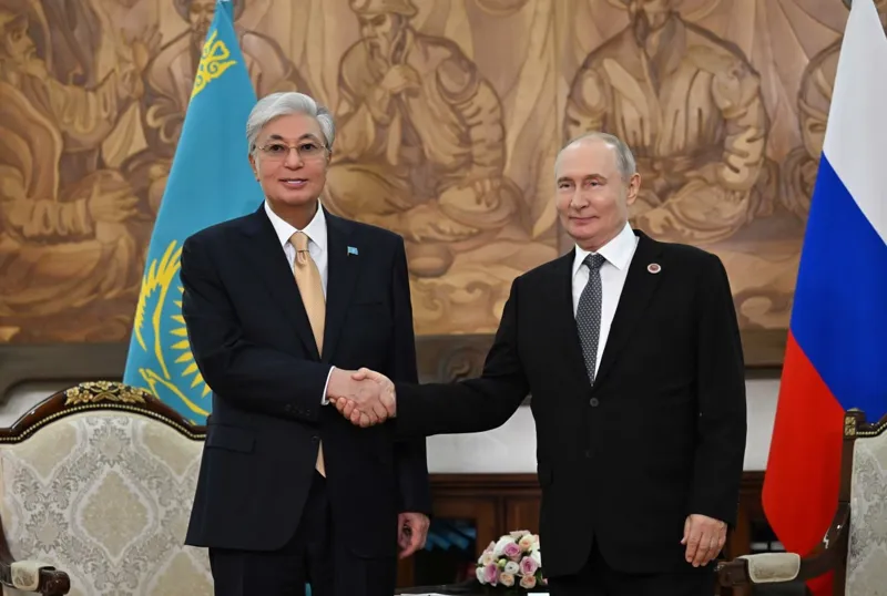 Касым-Жомарт Токаев и Владимир Путин в Бишкеке