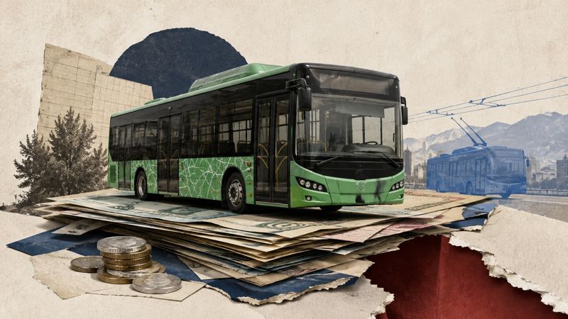 Коллаж: зелёный городской автобус Алматы на слоях денежных купюр и бумаг, на фоне города и голубого троллейбуса, символизирующая расходы, субсидии и обновление транспорта