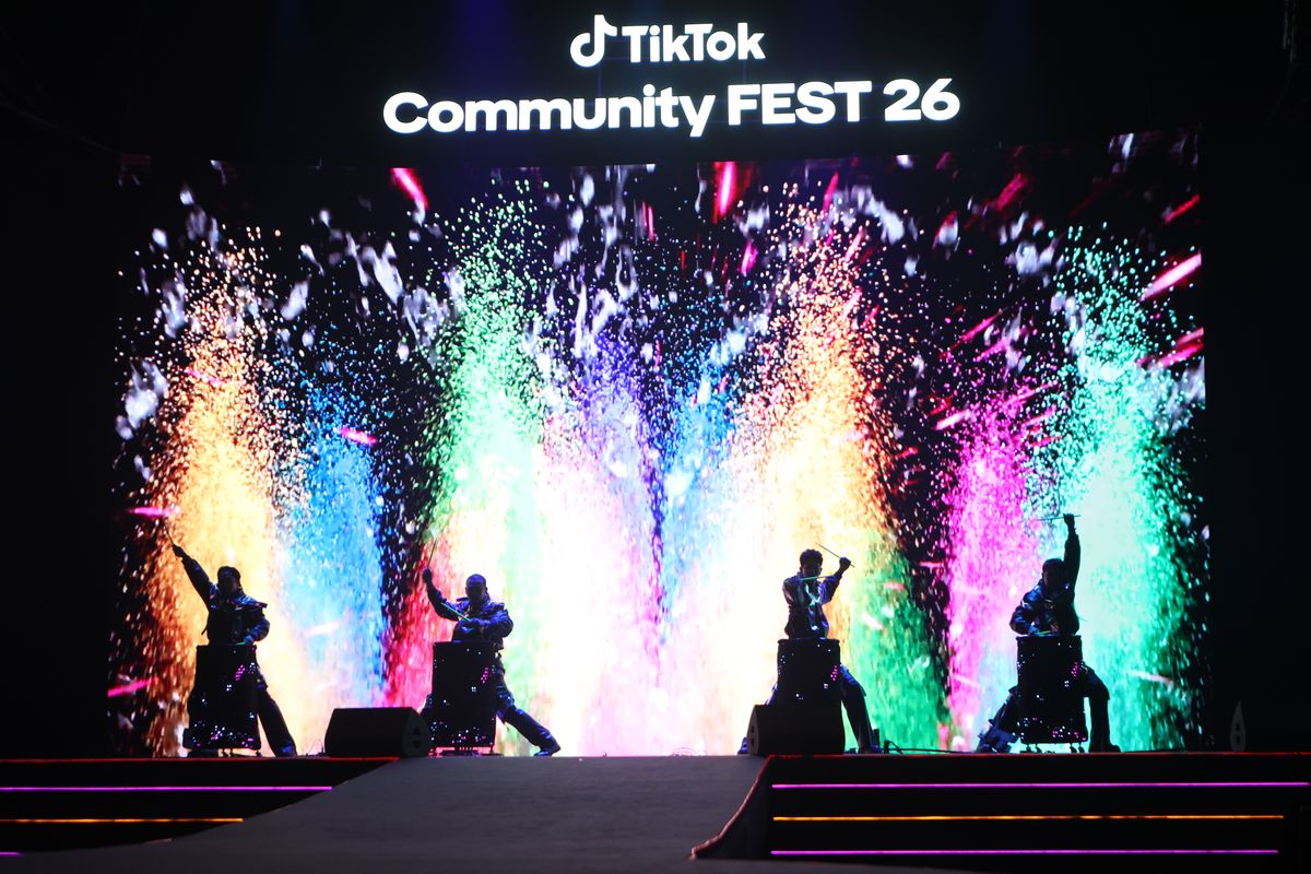 Выступление на фестивале TikTok Live Community Fest 2026 в Бангкоке Артисты выступают на сцене TikTok Live Community Fest 2026 на фоне ярких световых эффектов