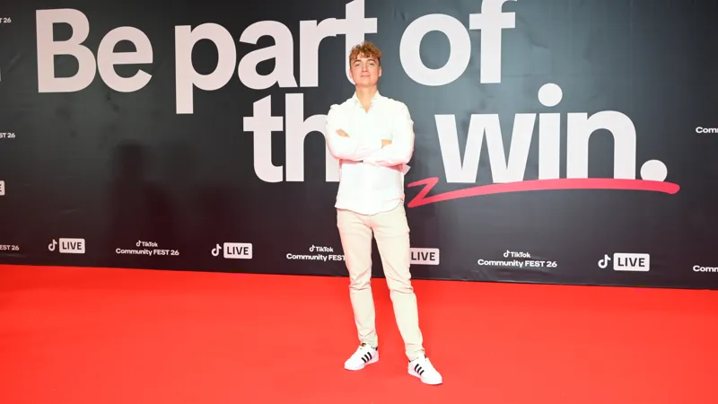Иван Жуков стоит на красной дорожке фестиваля TikTok LIVE Community Fest 2026 в Бангкоке