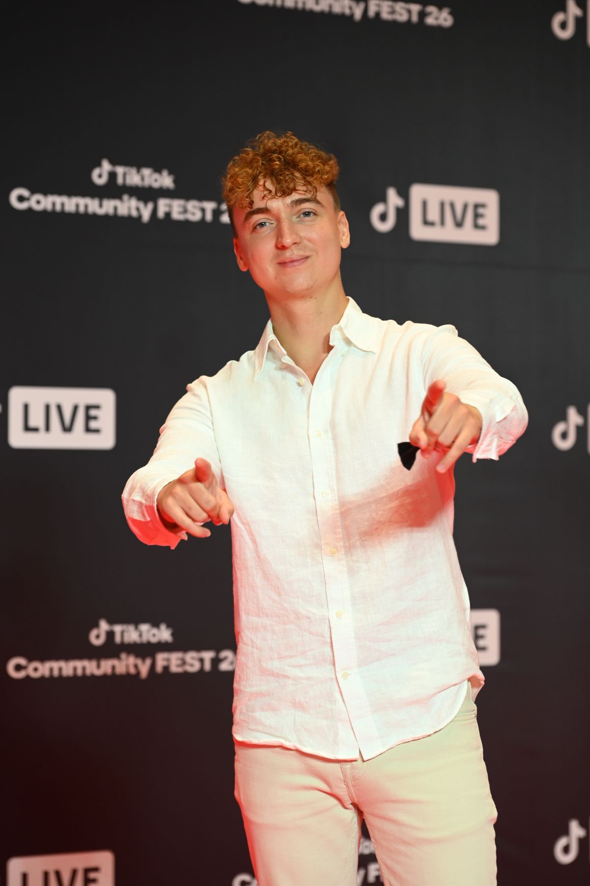 Гитарист Иван Жуков на фестивале TikTok Live Community Fest 2026 в Бангкоке Иван Жуков позирует на фоне фотозоны TikTok Live Community Fest 2026 в Бангкоке