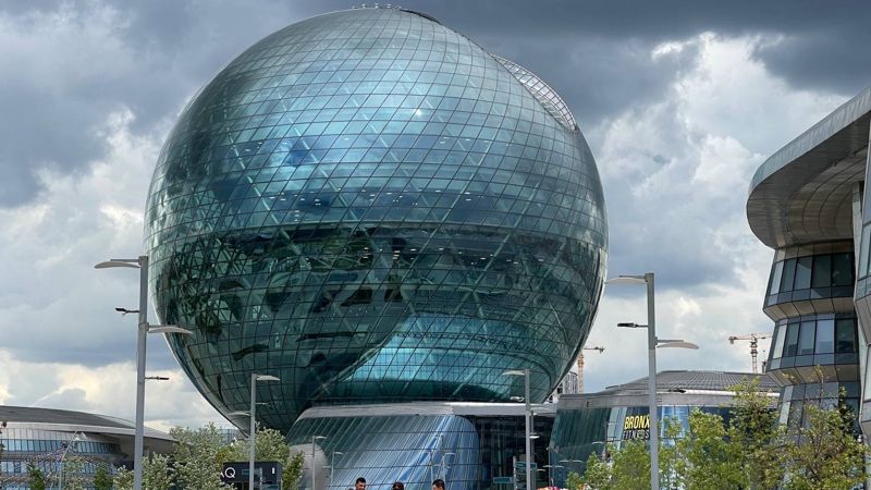 Здание "Нур Алем" в Астане, в котором расположена AIX