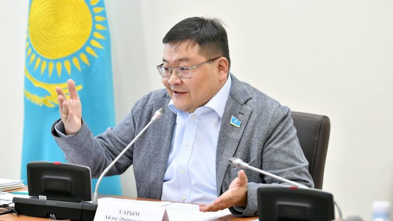 "Кулуары закаляли нас": Айдос Сарым высказался о закрытых для прессы кулуарах в курултае