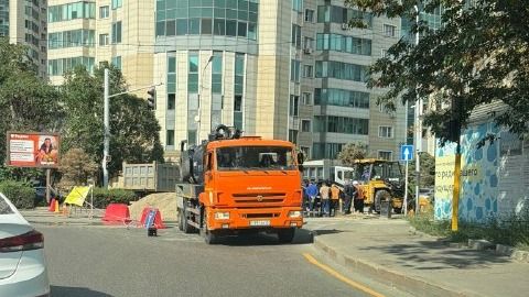 На Муканова – Курмангазы в Алматы устраняют аварию на водопроводе