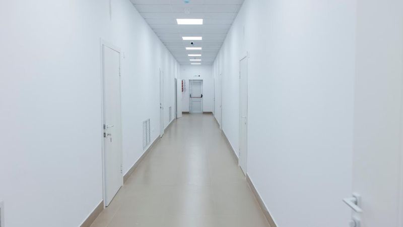 В Атырау демонтируют старое здание областного онкодиспансера