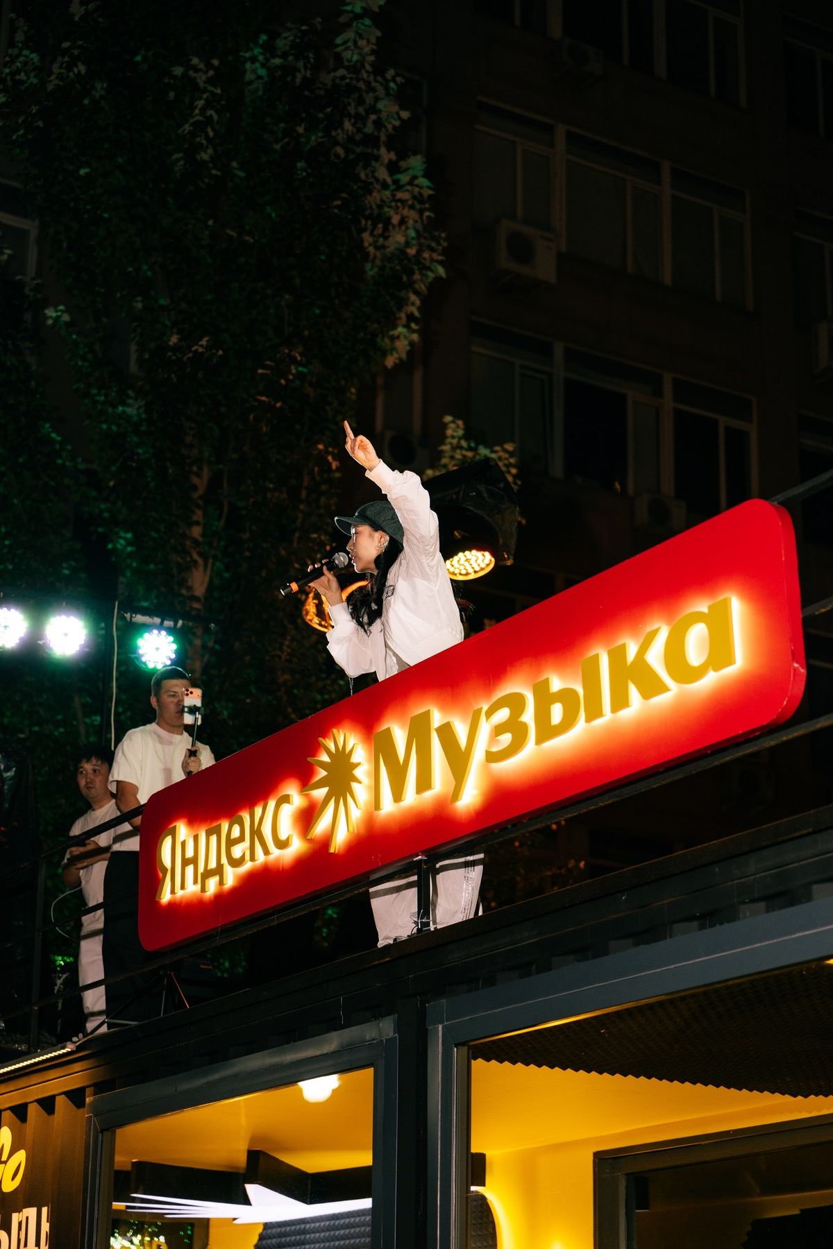 Yenlik во время выступления Yenlik выступает на крыше звукозаписывающей студии "Студия Go"